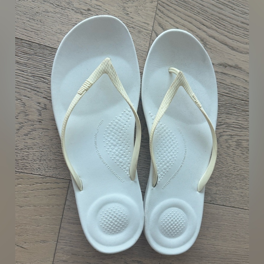 Fitflop Womens Sz 10 White Cream Flip Flop Sandals Iqushion Comfort